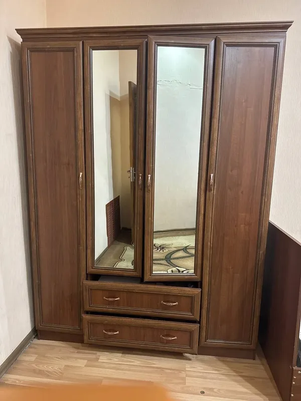 Kiyimlar uchun shkaf b/u 1