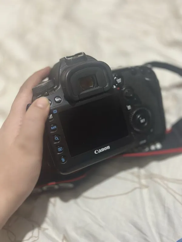 Фотоаппарат canon 5D mark IV с двумя аккамуляторами и зарядкой. 2 Фотоаппарат canon 5D mark IV с двумя аккамуляторами и зарядкой. 2