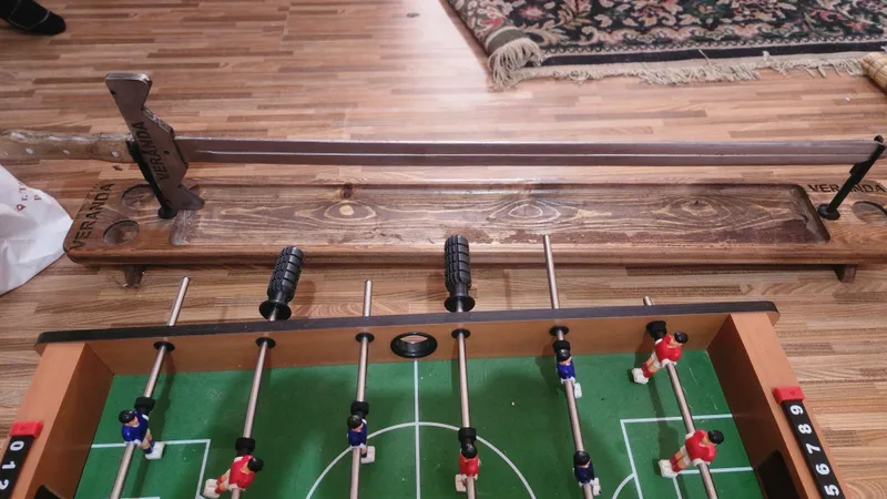 Suviner qilich va stol futboli