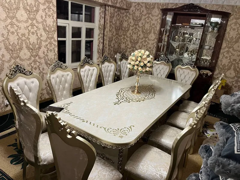 Stol stul srochna sotiladi.holati yahshi .faqat 1 tasi qimillap qogan.