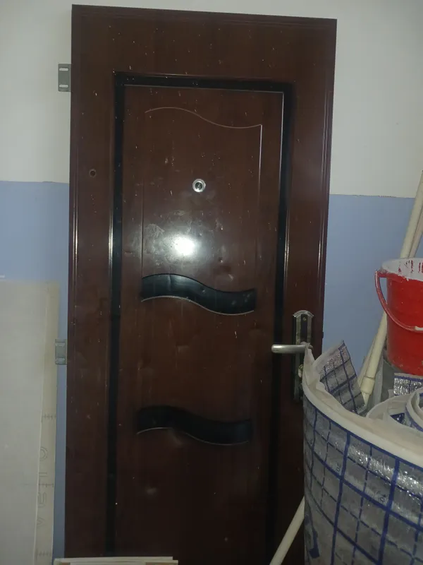 кириш эшиги пластик эмас