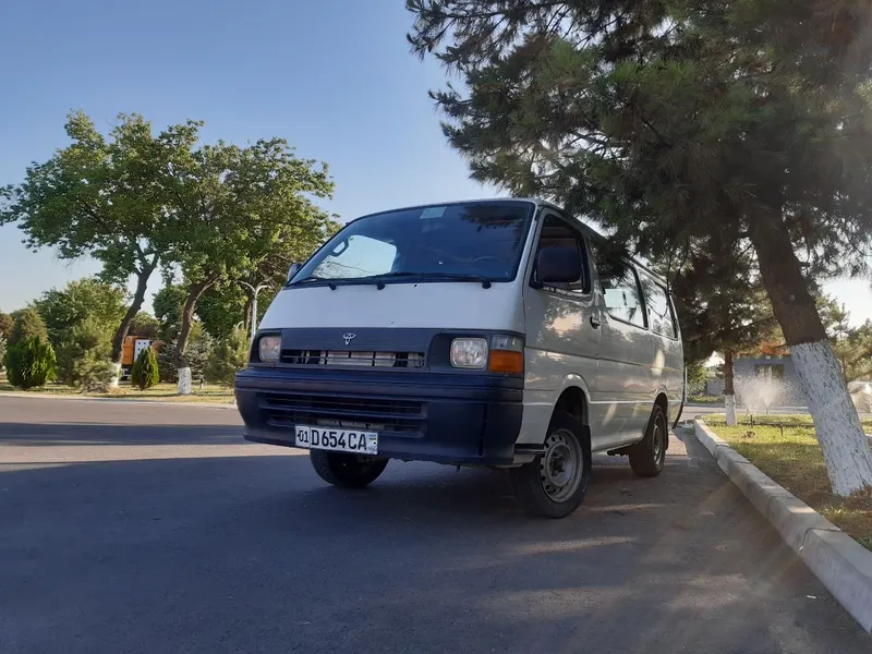 Toyota HiAce micro avtobus — фото 1