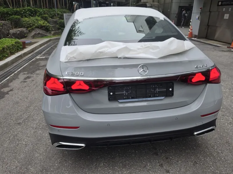 MERCEDES E300 AMG LINE 4Matic 140 anniversary — фото 2