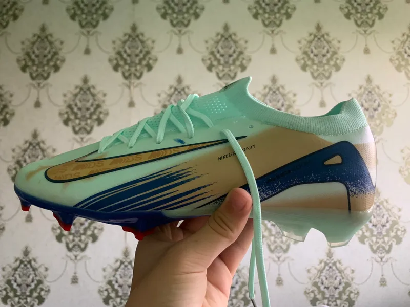 BUTSI NIKE BUTSI NIKE