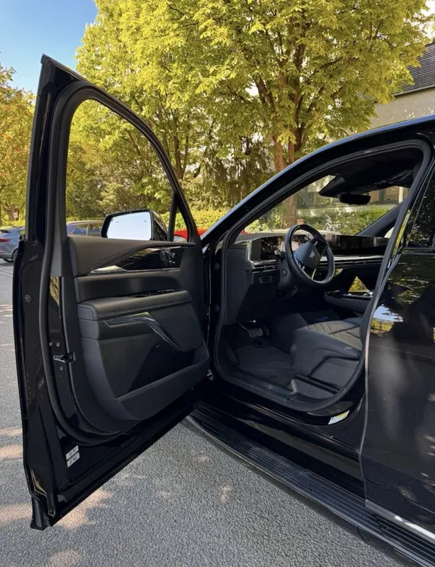 Cadillac Escalade IQ Premium Sport 2026 7 местный 7