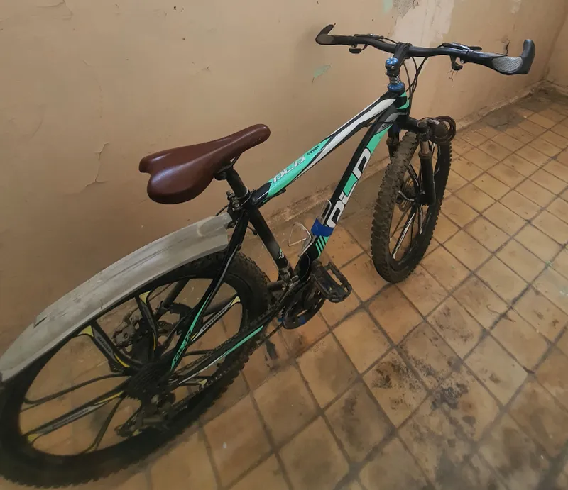 Rasmda tog' velosipedi (mountain bike) tasvirlanga — фото 1