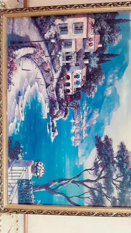картина с горами и домами с морями