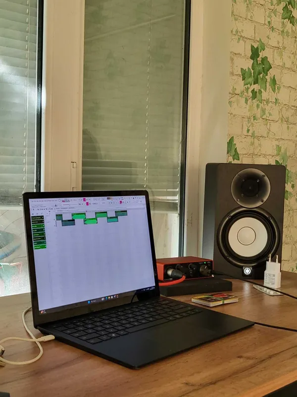 В срочной продаже Focusrite Scarlett комплект 3