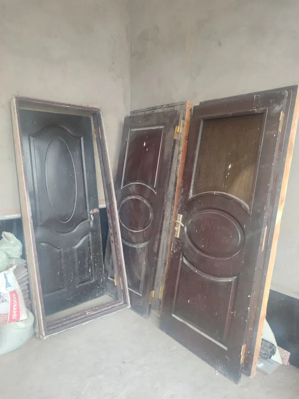 5 ta eshik korobkasi bilan