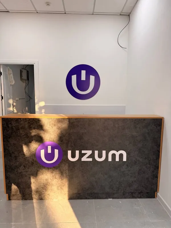 Изготовление и установка мебели по брендбуку Uzum Market 1 Изготовление и установка мебели по брендбуку Uzum Market 1