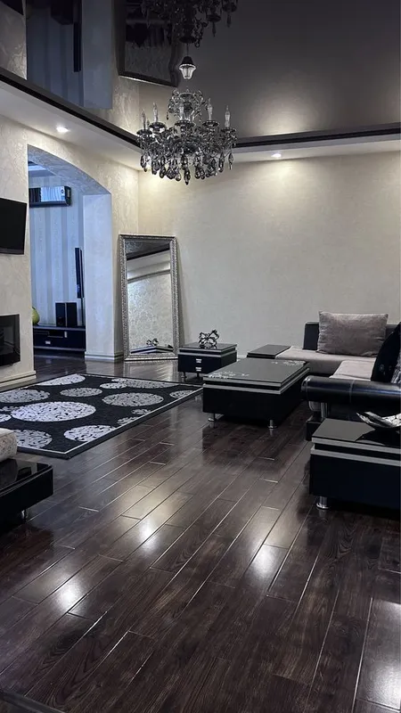 Продаётся просторная 4-комнатная квартира с ремонтом, с мансардой 100м², 2 санузлами, 2 парковочными местами, в банковском доме на Чехова 1