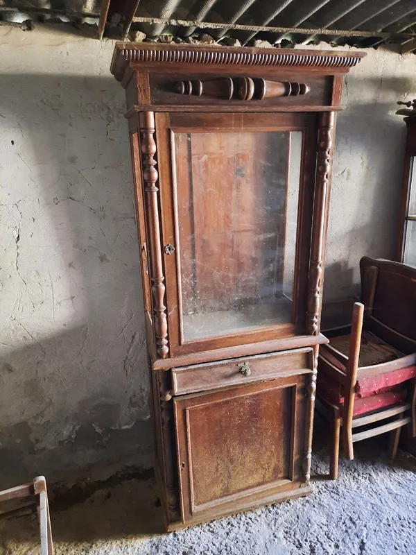 Продаётся антикварная витрина из чистого дерева. 6