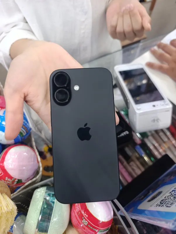 Apple iPhone 16 Apple iPhone 16