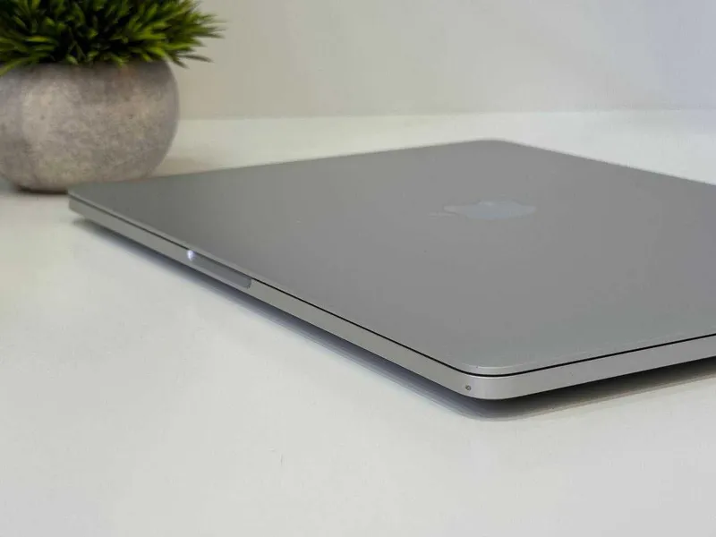 б/у MacBook Pro 13-inch Quad Core i7 / 16Gb / 512Gb Silver 2 б/у MacBook Pro 13-inch Quad Core i7 / 16Gb / 512Gb Silver 2