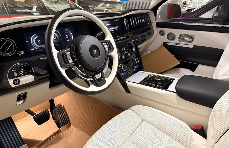 Rolls Royce Cullinan Black Badge White MY2026 — фото 7