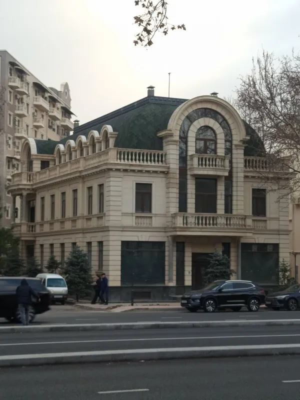 Продаётся здания р.Яккасарайском в Шота Руставели вдоль дороги 2