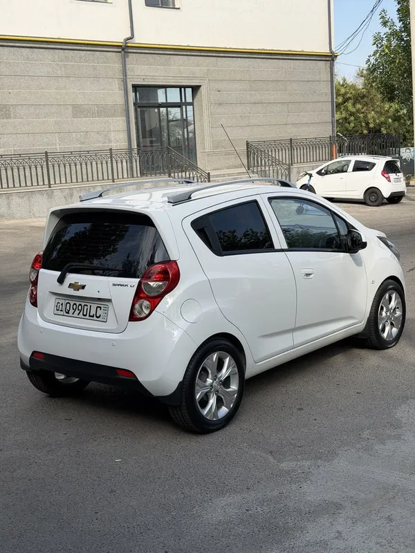 Спарк Spark Avtomat 2022 yil Oq rang 4