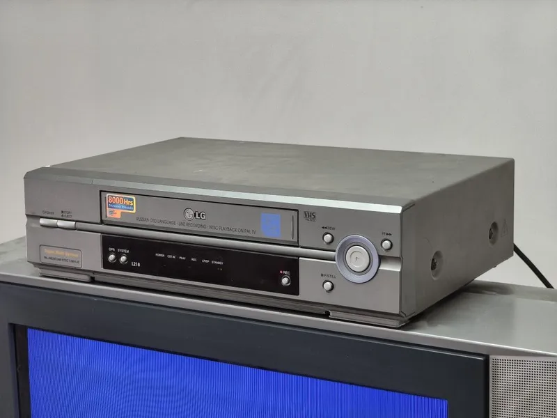 VHS Видеомагнитофон LG L218