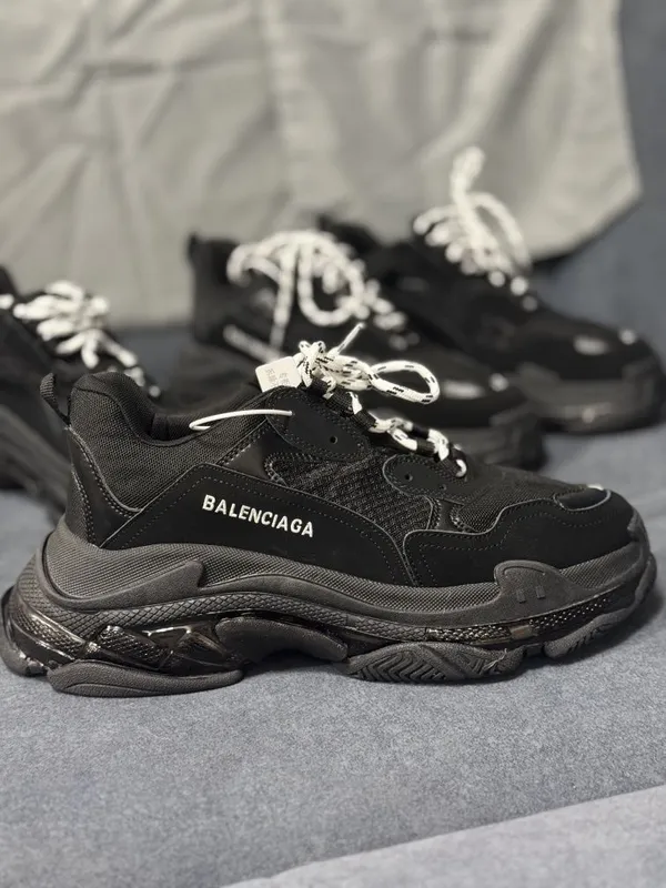 Бренд Красовки Balenciaga triple s