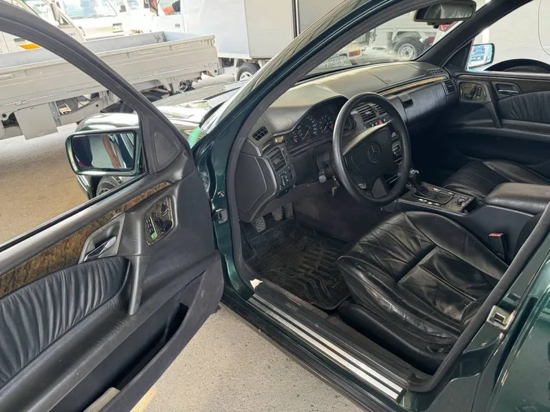 Mercedes 210, 2.2 объём двиготель 4 Mercedes 210, 2.2 объём двиготель 4