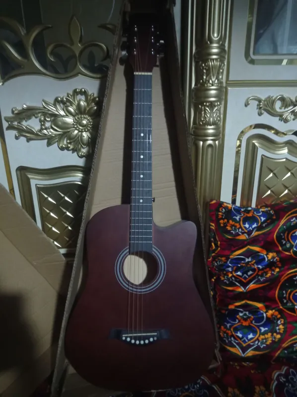 akustik gitara yangi 38 razmer srochna sotiladi