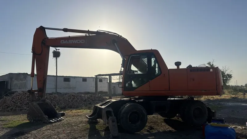 Daewoo 200 ekskavator 2003-yil narxiga bemalol arziydi. 4
