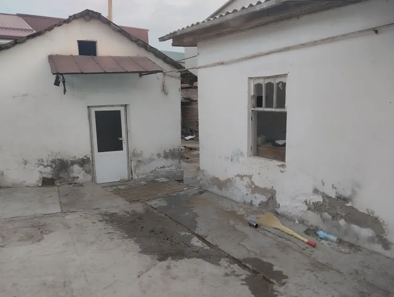 Hovlini sotiladi bozor orqasida 2 Hovlini sotiladi bozor orqasida 2