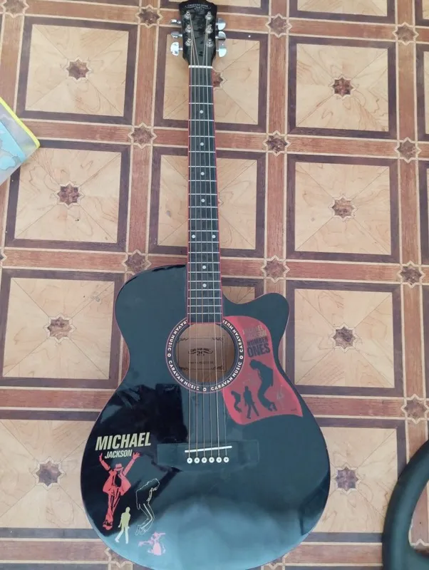 Gitara Michail Jecson