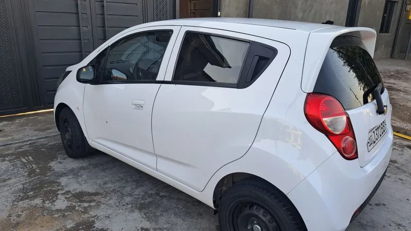 Spark 2020 yil rangi oq 1 Spark 2020 yil rangi oq 1