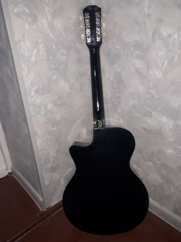 Gitara sotiladi razmer 38 aybi yoq 2 Gitara sotiladi razmer 38 aybi yoq 2
