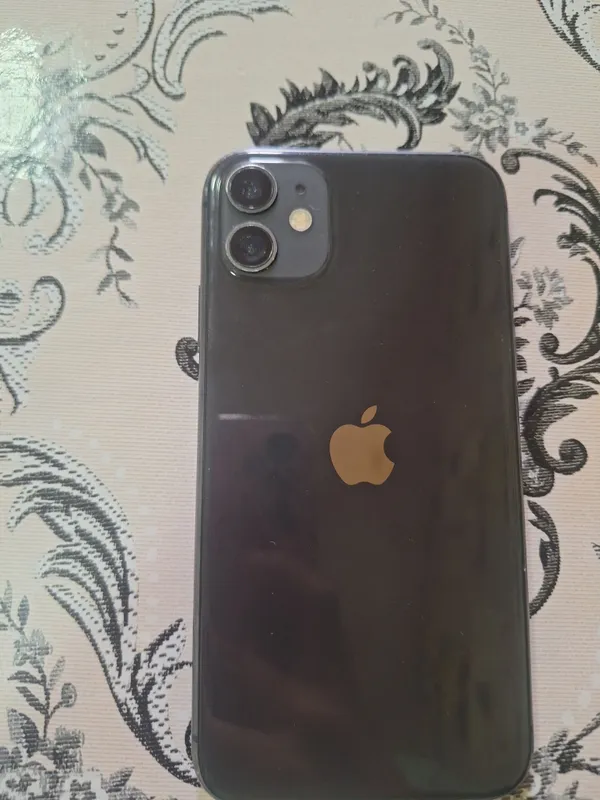 Сам iPhone 11, есть небольшие царапины, 1 900 000 1