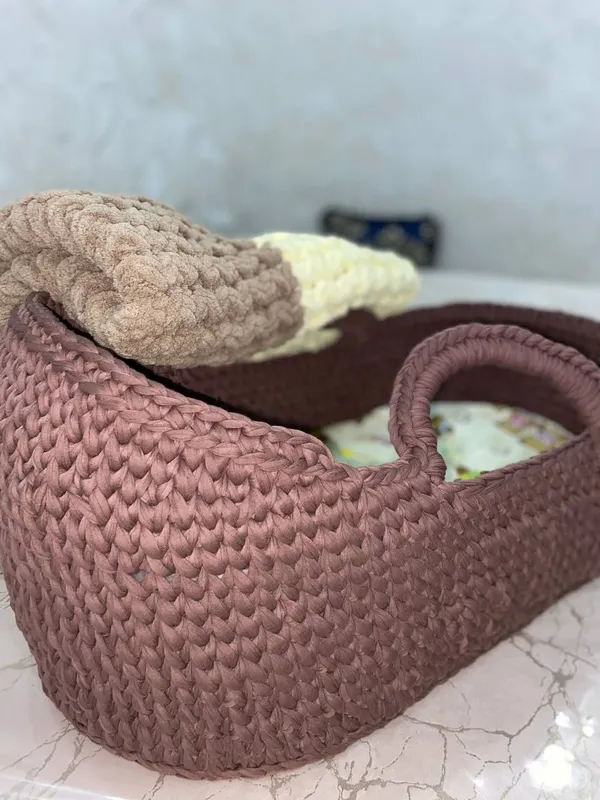 Bolalar toqilgan belanchagi adyoli bilan.