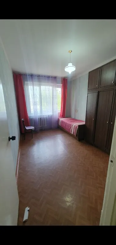 Kvartera gulbozor 3 xona sotiladi
