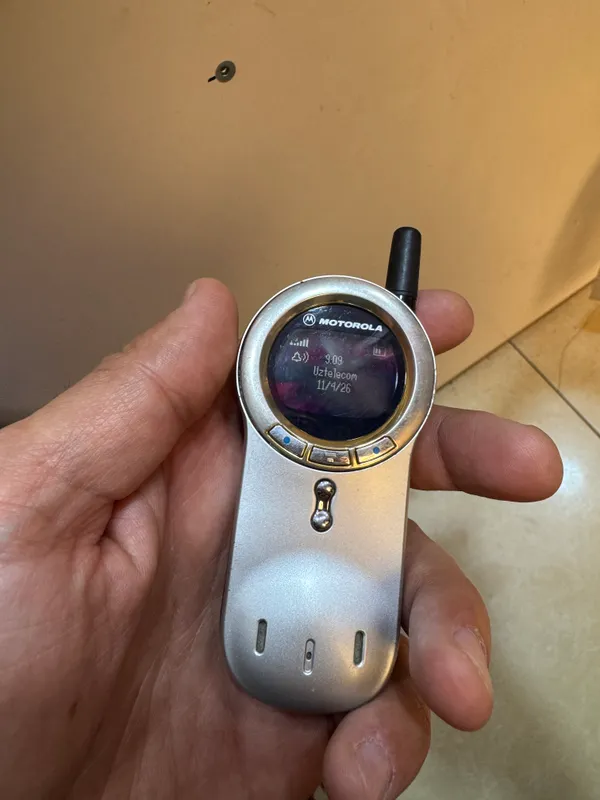 Продаётся Motorola V70 midnight 2 Продаётся Motorola V70 midnight 2