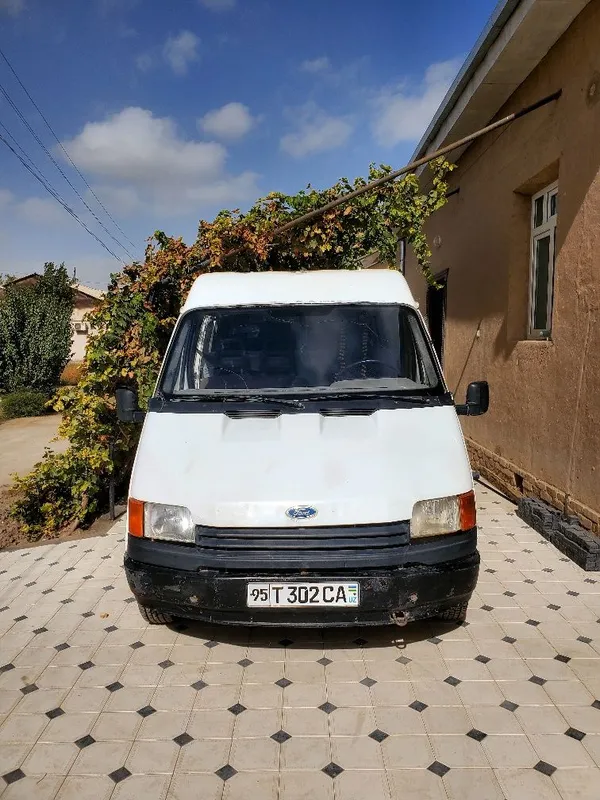 Ford avtomobili yaxshi holda