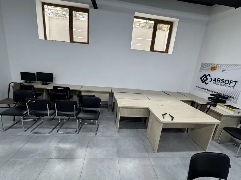 Офисные столы «светлые» 100×60×76 см. 4 Офисные столы «светлые» 100×60×76 см. 4