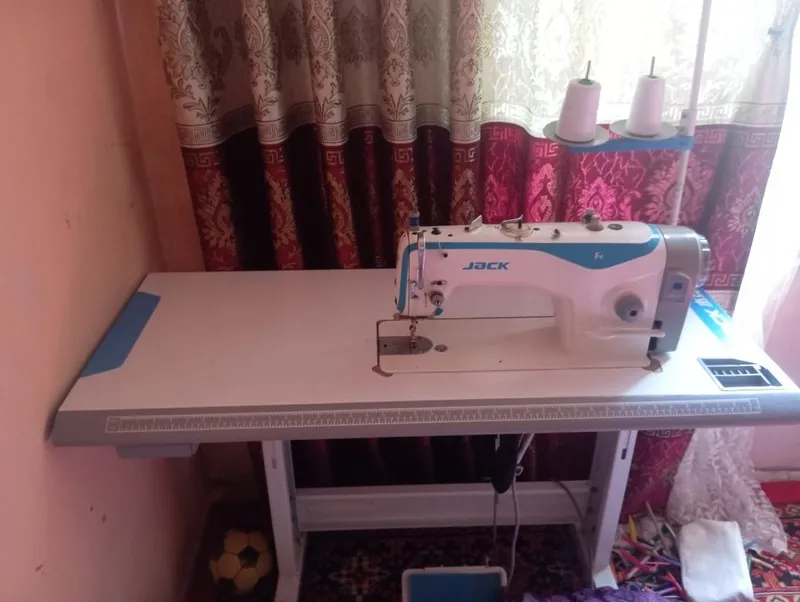 Продаю швейную машинку срочно 1 Продаю швейную машинку срочно 1