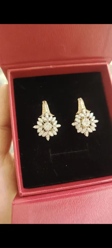 Оригинальные бриллиантовые серьги 18K, проба 750. Продаются. 2 Оригинальные бриллиантовые серьги 18K, проба 750. Продаются. 2