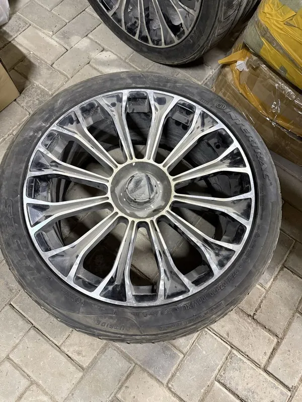 Intertrac 275/40/R20 diska ideal aybi yoq turib chang bob ketkan 4 Intertrac 275/40/R20 diska ideal aybi yoq turib chang bob ketkan 4