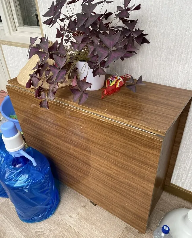 Sovet davriga oid kitob-stol sotiladi Sovet davriga oid kitob-stol sotiladi