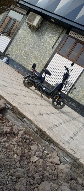 Skuter choʻntak faqat 4 ta akumlyatori ketkan — фото 4