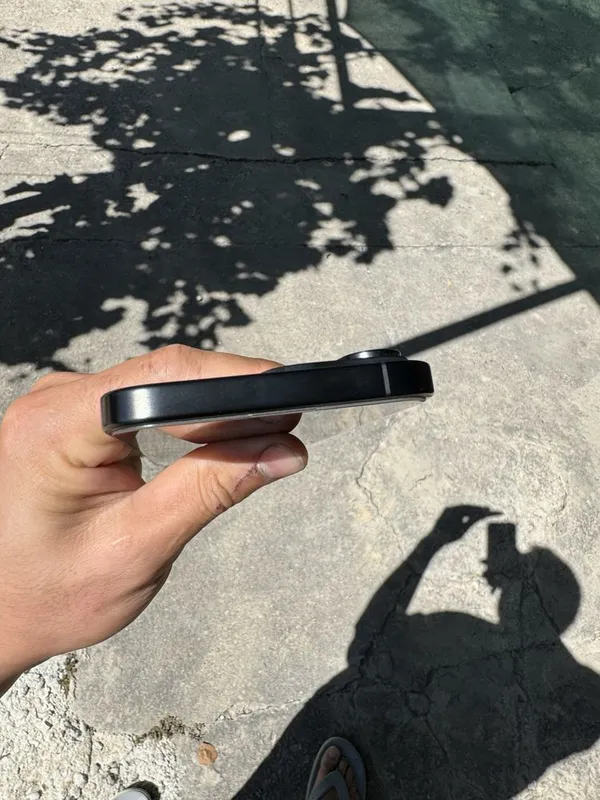 16 pro max 256gb Black Ekrani tepasida kichki dog bor 5