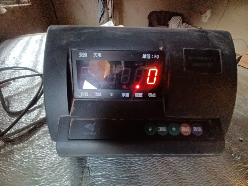 Elektiron tarozi miyasi 50 tonna ko'rsatadi o'zi 30 tonna 2