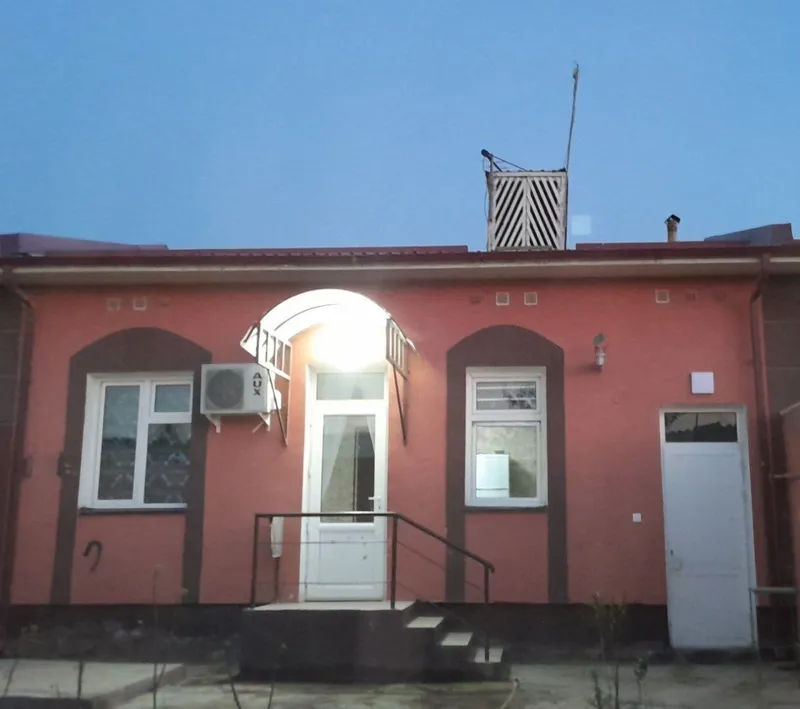 Sifatli qurilgan, barcha qulayliklarga ega uy sotiladi! 1