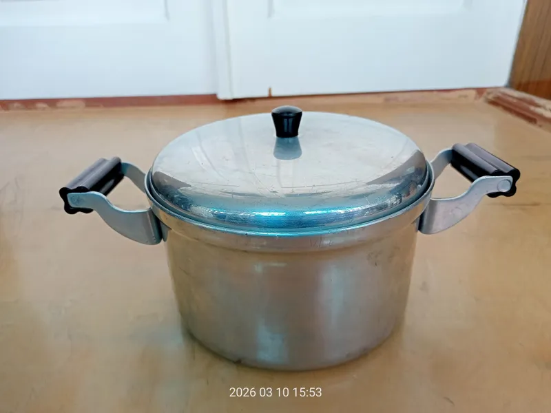 Кастрюля алюминиевая.