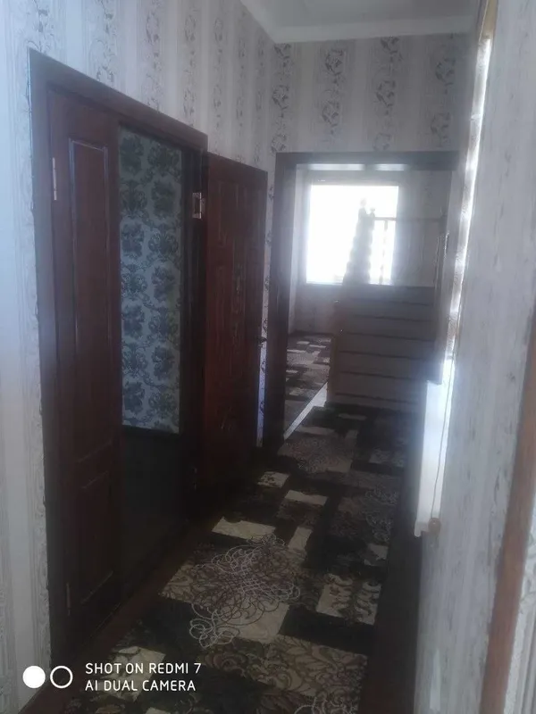 Продается 2 этажный кирпичный разделенный дом,есть все условия и двор — фото 1