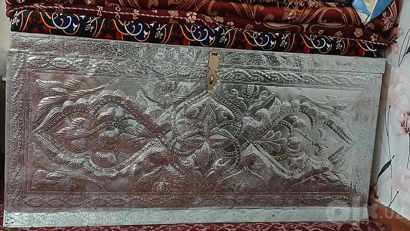 Sandiq sotiladi. Sandiq sotiladi.