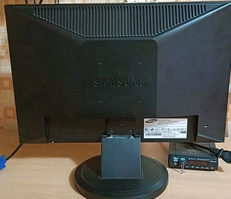 монитор Samsung LS19HANKBUXSG стояние отличное ! — фото 6
