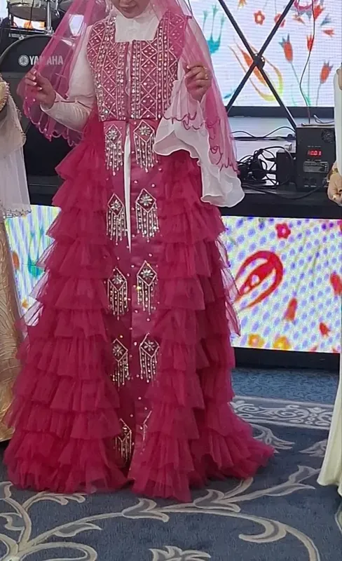 Ansambil koyne Yengi 1 marta kiyilgan