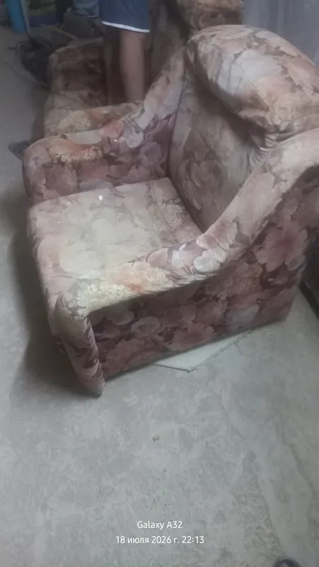 Divan sotiladi yangi ustidan material qoplash kerak 5 Divan sotiladi yangi ustidan material qoplash kerak 5